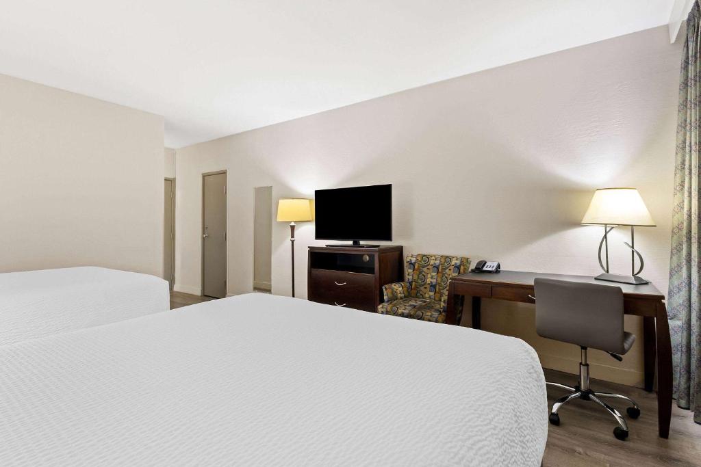 Postel nebo postele na pokoji v ubytování Days Inn & Suites by Wyndham Mesa Near Phoenix