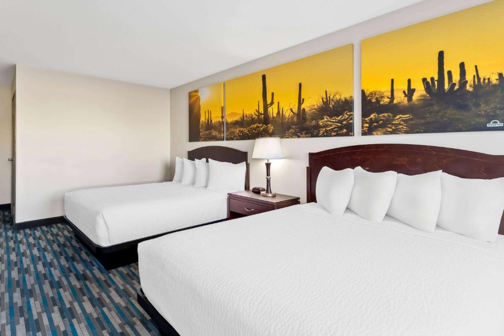 Postel nebo postele na pokoji v ubytování Days Inn & Suites by Wyndham Mesa Near Phoenix