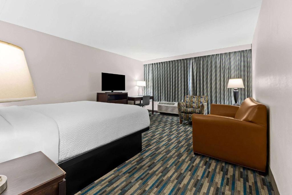 Postel nebo postele na pokoji v ubytování Days Inn & Suites by Wyndham Mesa Near Phoenix