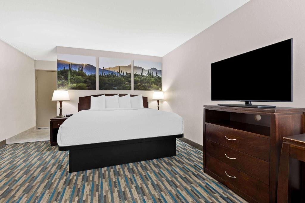TV a/nebo společenská místnost v ubytování Days Inn & Suites by Wyndham Mesa Near Phoenix