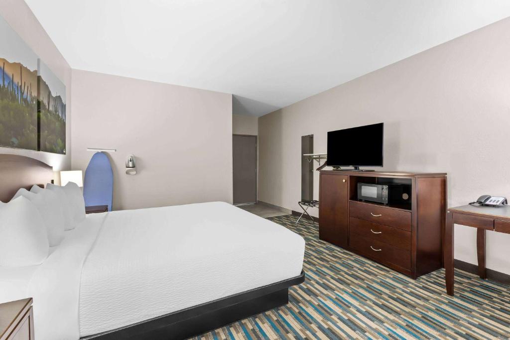 TV a/nebo společenská místnost v ubytování Days Inn & Suites by Wyndham Mesa Near Phoenix