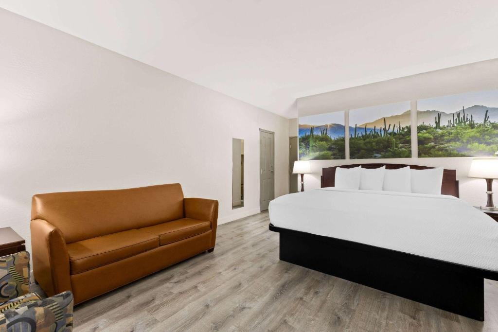Posezení v ubytování Days Inn & Suites by Wyndham Mesa Near Phoenix