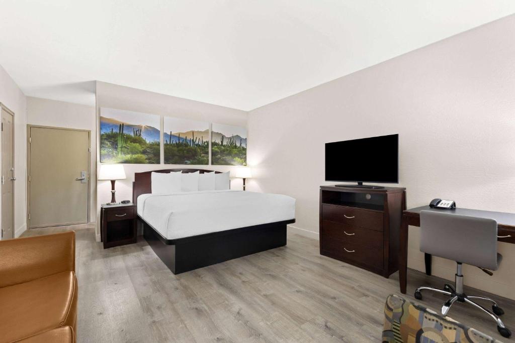 TV a/nebo společenská místnost v ubytování Days Inn & Suites by Wyndham Mesa Near Phoenix