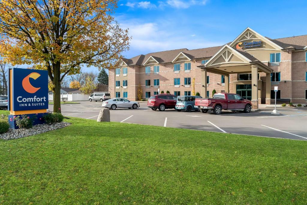 テイラーにあるComfort Inn & Suitesの建物前駐車場の看板