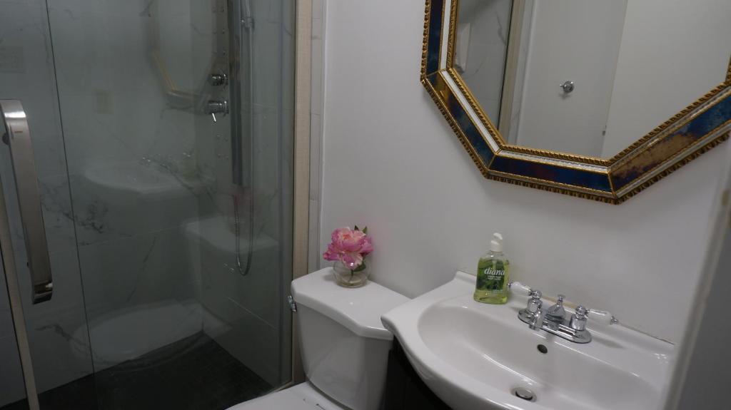 Koupelna v ubytování Margie Townhome Suites