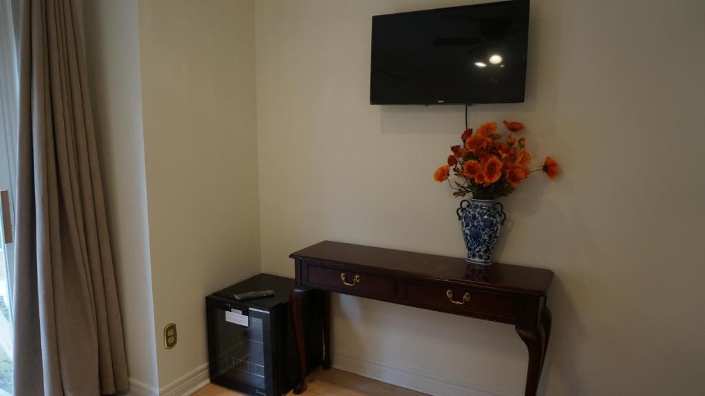 TV a/nebo společenská místnost v ubytování Margie Townhome Suites