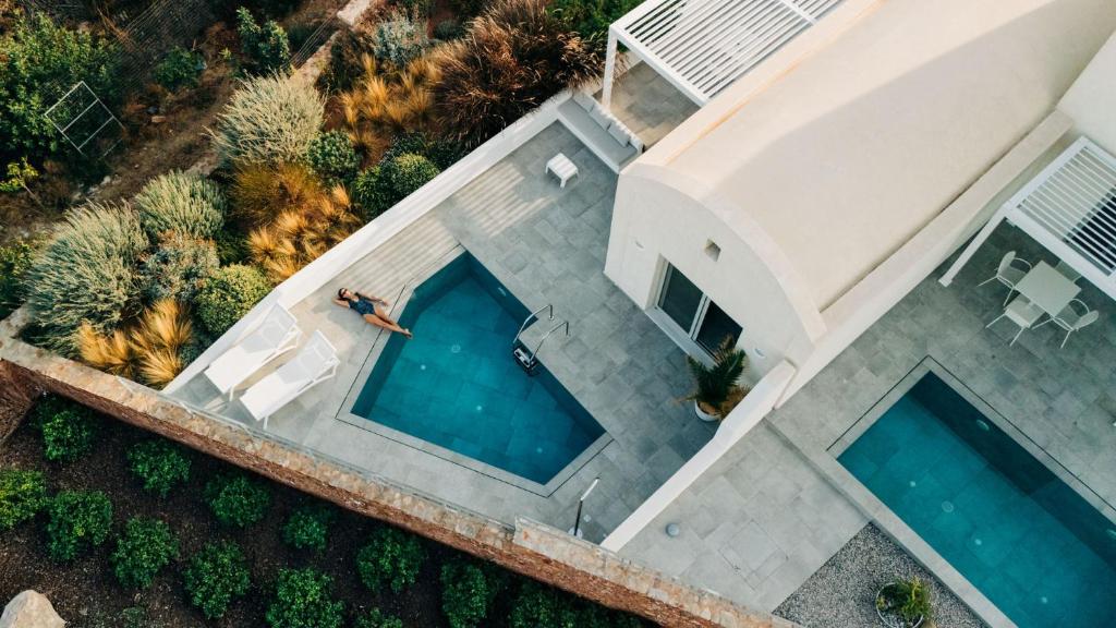 Bazén v ubytování Makrikythera Luxury Suites - Private Pool or Hot Tub Suites nebo v jeho okolí