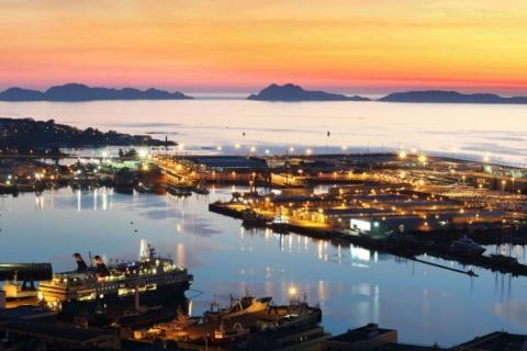 a view of a harbor at night with a city at Ático con terraza en el corazón de Vigo in Vigo