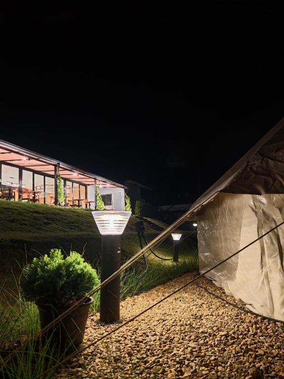 Budova, kde se the luxury tent nachází