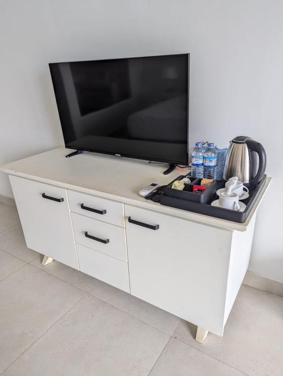 TV a/nebo společenská místnost v ubytování Hiru Beach Resort