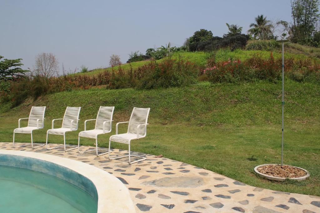 Bazén v ubytování Chong khaep aingkwai resort Saiyok nebo v jeho okolí