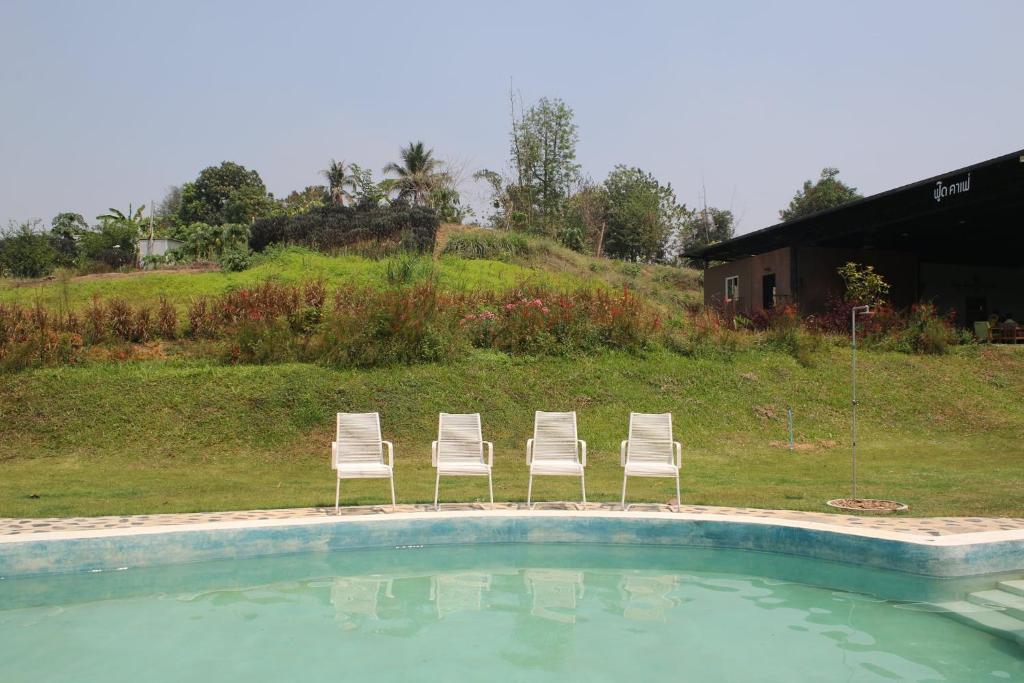 Bazén v ubytování Chong khaep aingkwai resort Saiyok nebo v jeho okolí