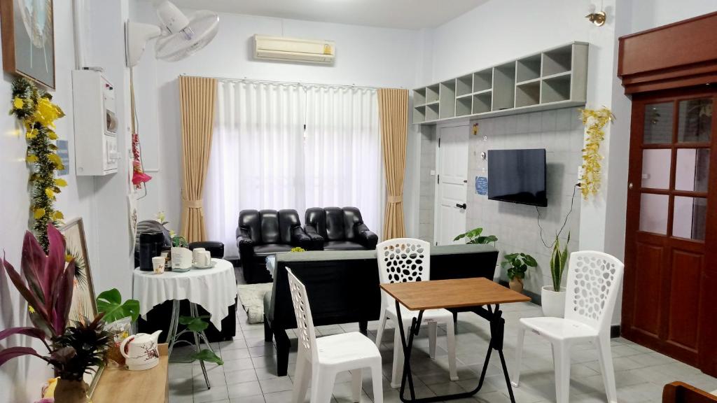 a waiting room with white chairs and a table at Jaydahouse hatyai in Sathani Hat Yai