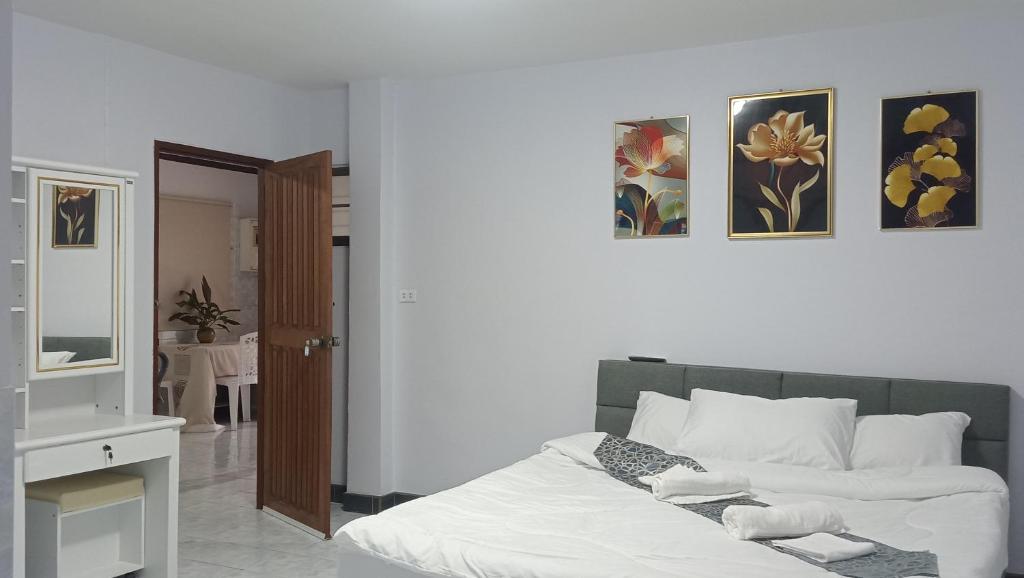 a white bedroom with a bed and a mirror at Jaydahouse hatyai in Sathani Hat Yai