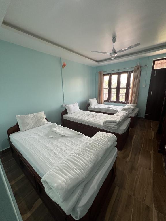 Sauraha Guest House客房内的一张或多张床位
