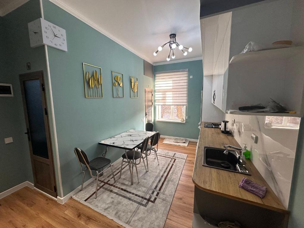eine Küche mit Tisch und Stühlen in einem Zimmer in der Unterkunft Registan view apartment in Samarkand