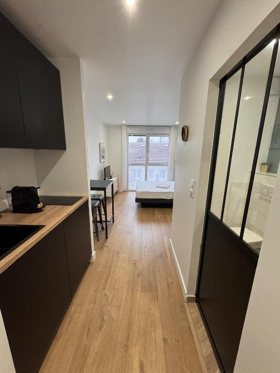 Il comprend une cuisine et un salon avec une table. dans l'établissement La Résidence République, à Dijon