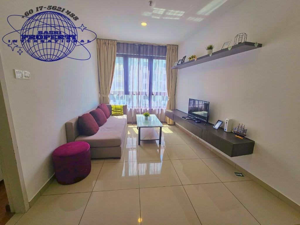 un soggiorno con un divano e una TV di I-City I-Suite 2 Room Free Wifi BASRI PROPERTI a Shah Alam