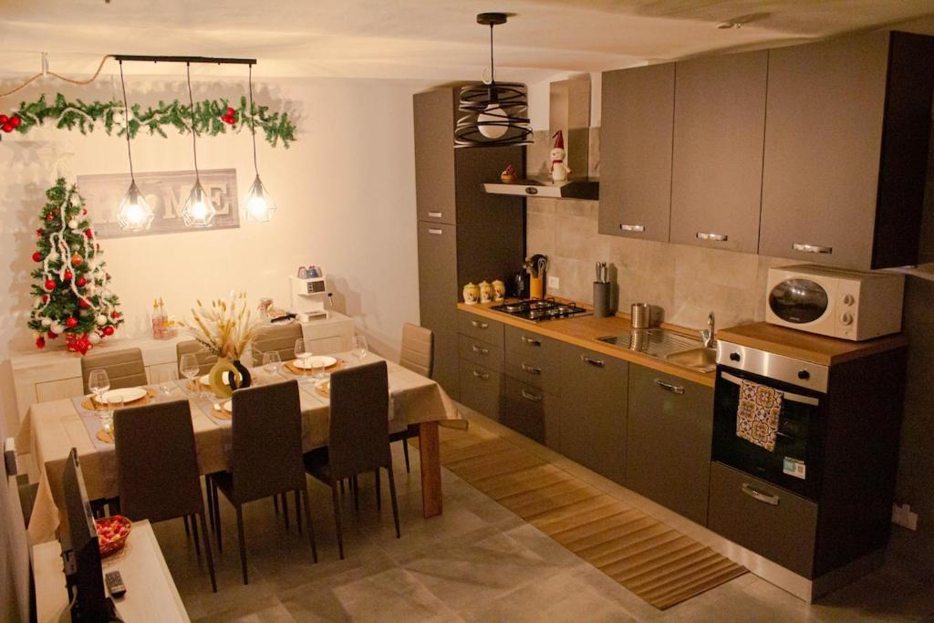 Kuchyň nebo kuchyňský kout v ubytování 1375 Suites