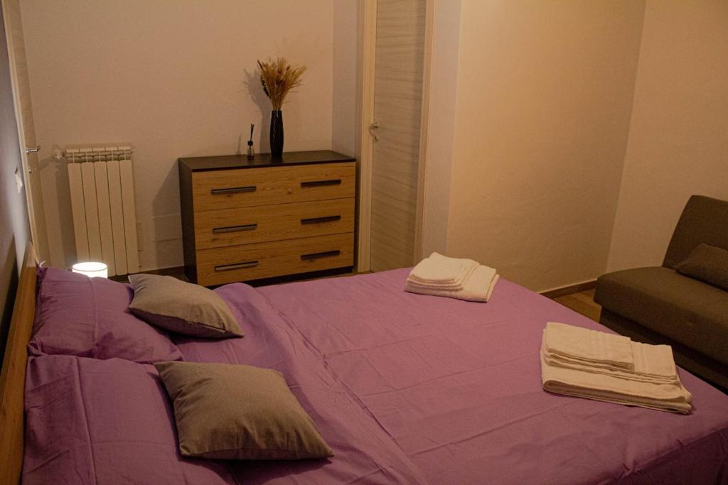 Postel nebo postele na pokoji v ubytování 1375 Suites