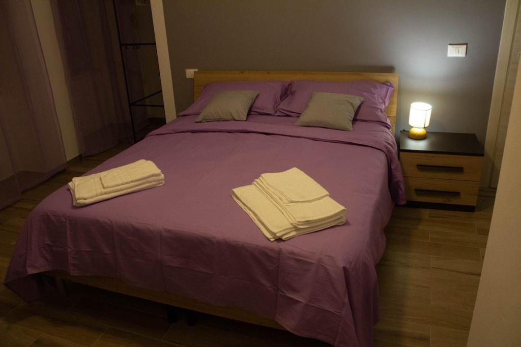 Postel nebo postele na pokoji v ubytování 1375 Suites