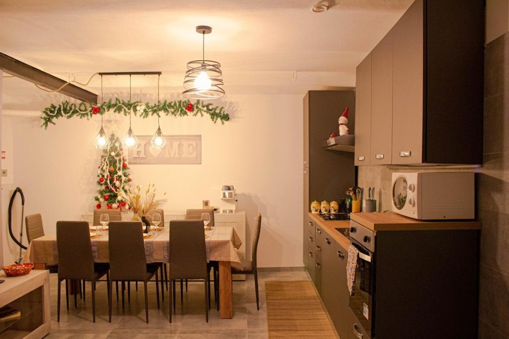 Kuchyň nebo kuchyňský kout v ubytování 1375 Suites