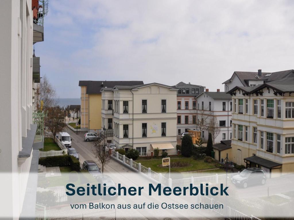 Blick auf eine Stadtstraße mit Gebäuden in der Unterkunft Ahlbeck, Villa Medici - seitlicher Meerblick in Ahlbeck