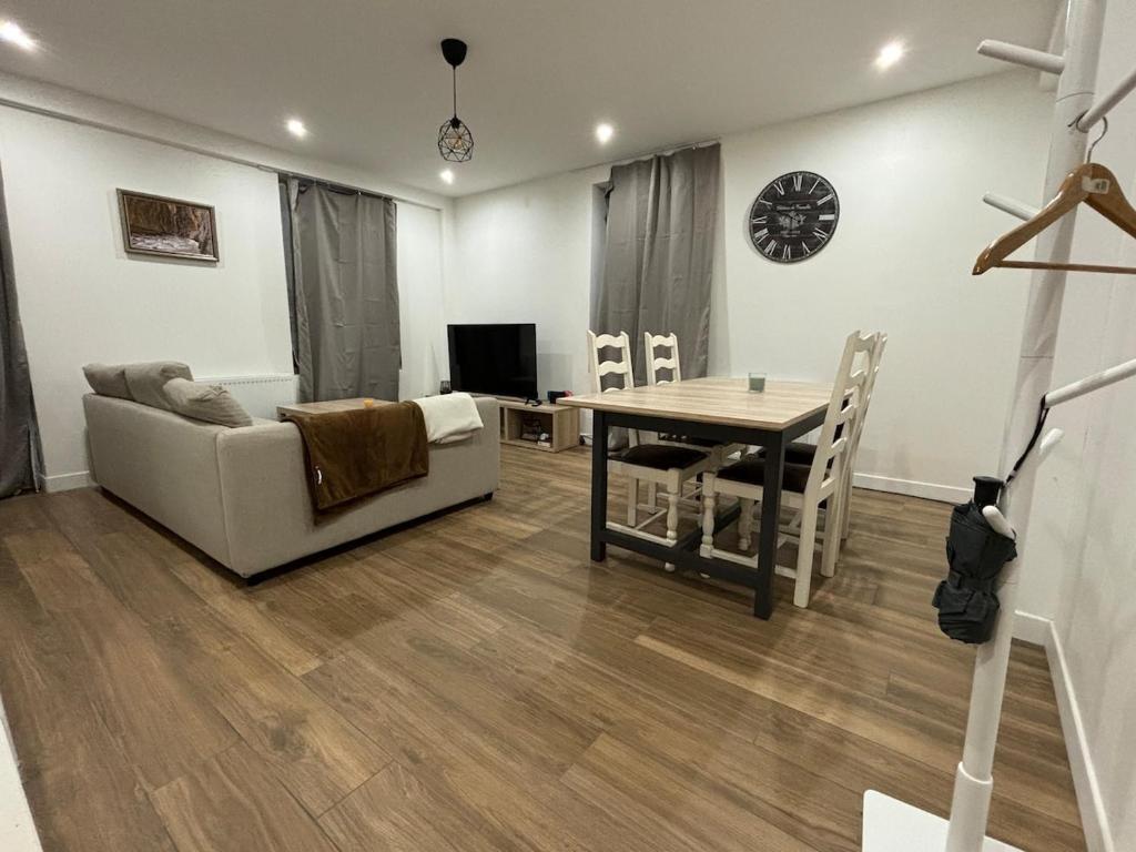 un salon avec un canapé et une table dans l'établissement Maison 6 personnes, à Quincy-Voisins