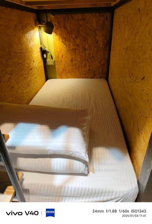 Postel nebo postele na pokoji v ubytování 公園一鹿背包客棧 Deer Park Hostel