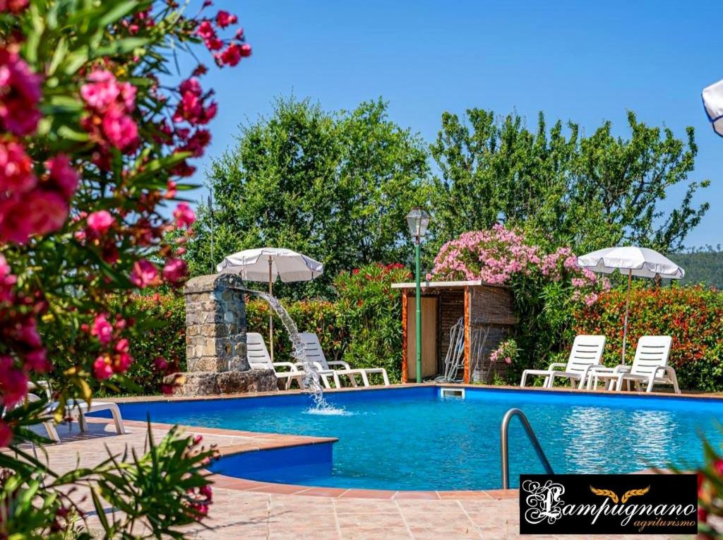 Bazén v ubytování Agriturismo Lampugnano nebo v jeho okolí
