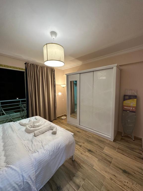 Postel nebo postele na pokoji v ubytování JRE-EG modern aprt11Sheikh Zayed