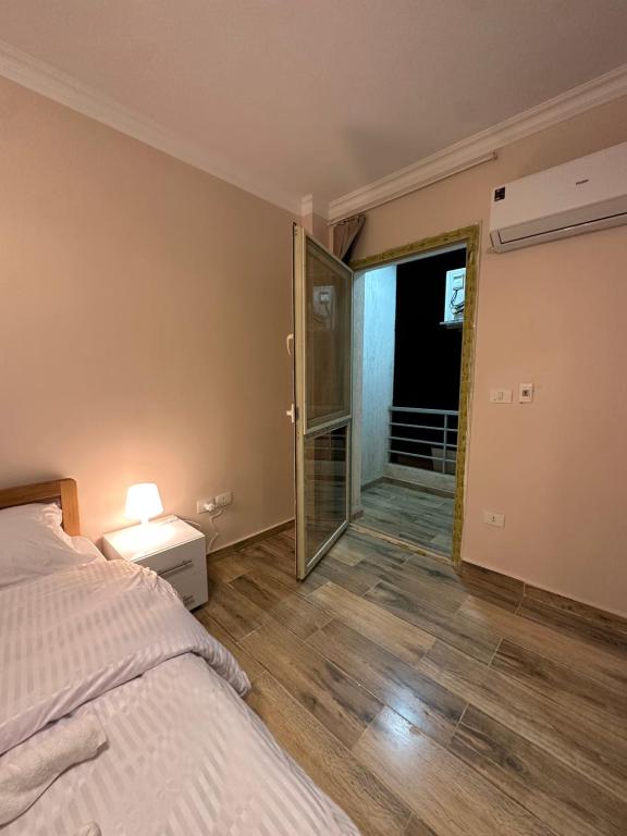 Postel nebo postele na pokoji v ubytování JRE-EG modern aprt11Sheikh Zayed