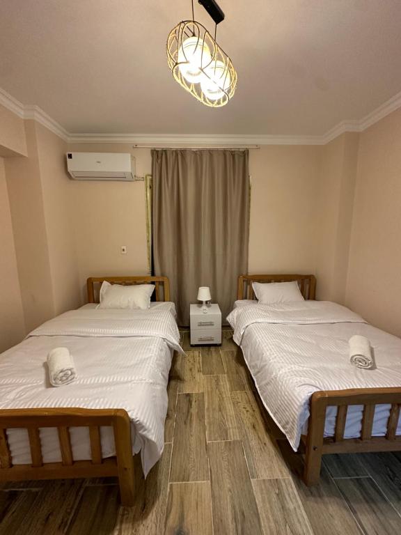 Postel nebo postele na pokoji v ubytování JRE-EG modern aprt11Sheikh Zayed