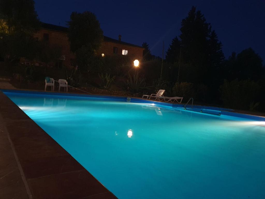 Bazén v ubytování Agriturismo Lampugnano nebo v jeho okolí