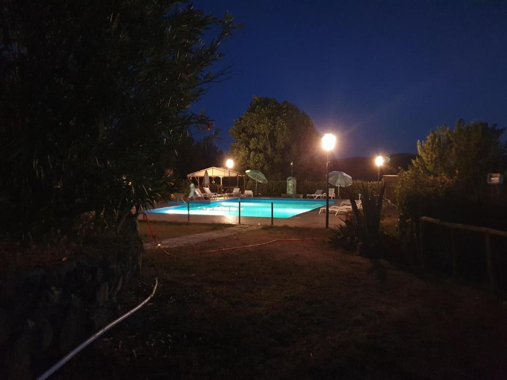 Bazén v ubytování Agriturismo Lampugnano nebo v jeho okolí