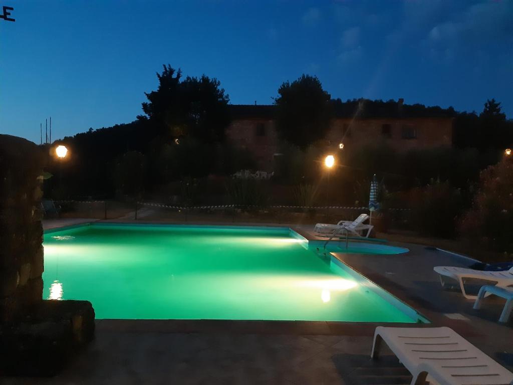 Bazén v ubytování Agriturismo Lampugnano nebo v jeho okolí