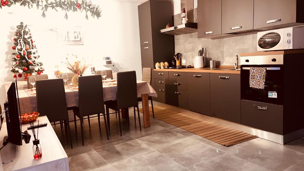 Kuchyň nebo kuchyňský kout v ubytování 1375 Suites