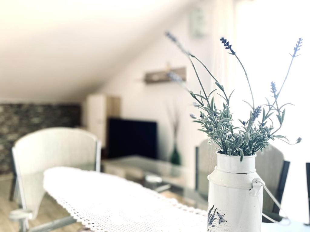 Televízia a/alebo spoločenská miestnosť v ubytovaní Luna Maris Apartments