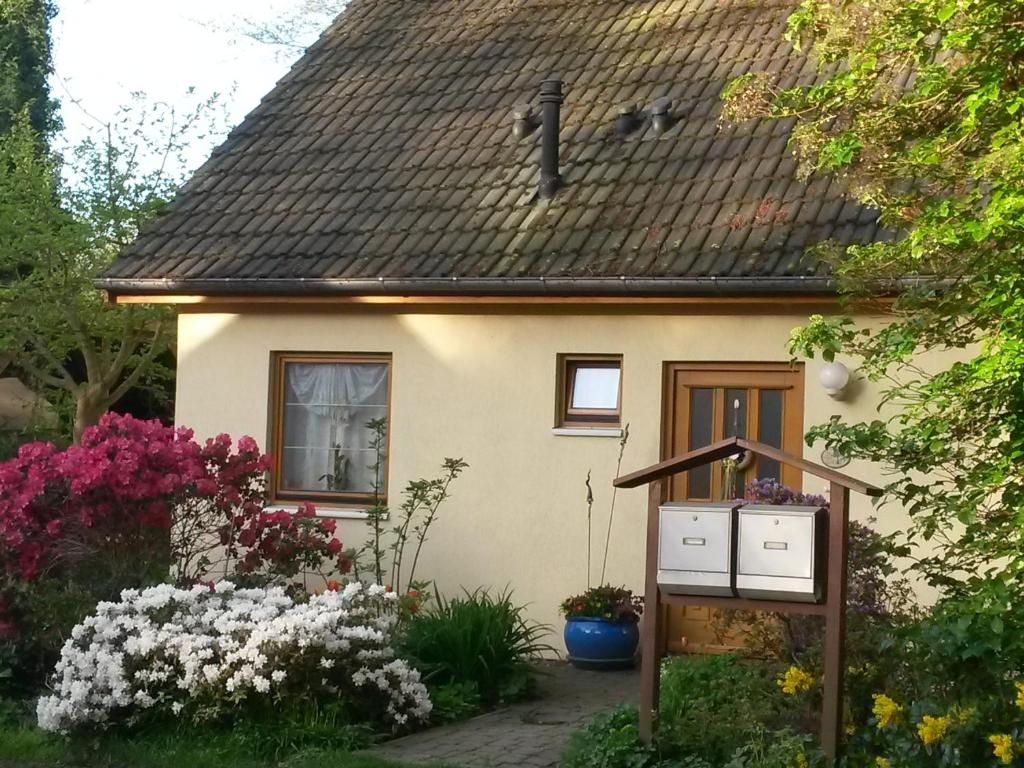 ein kleines Haus mit Blumen davor in der Unterkunft "Am Prerow Strom" in Prerow