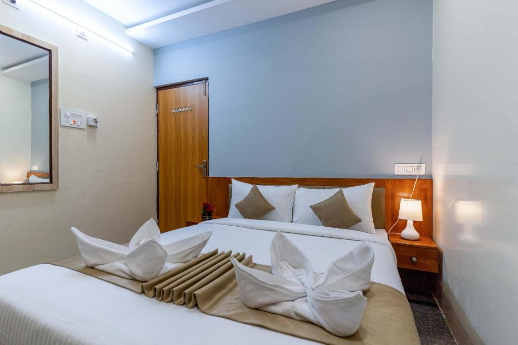 Postel nebo postele na pokoji v ubytování Hotel Chalet, Madiwala