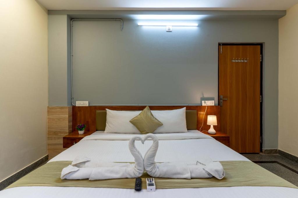 Postel nebo postele na pokoji v ubytování Hotel Chalet, Madiwala