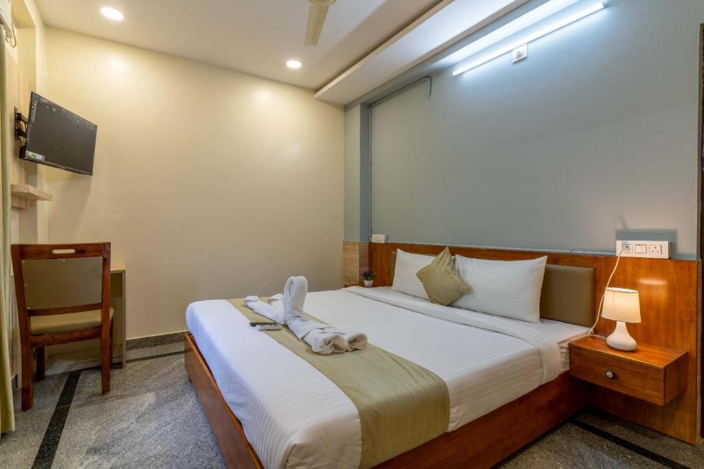 Postel nebo postele na pokoji v ubytování Hotel Chalet, Madiwala