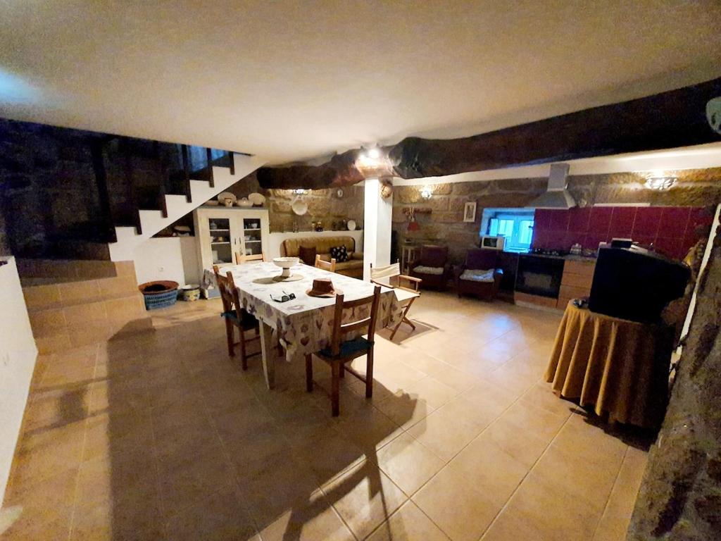 un soggiorno con tavolo da pranzo e una cucina di Casa do Tinte - Gouveia-Folgosinho a Vila Cortês da Serra