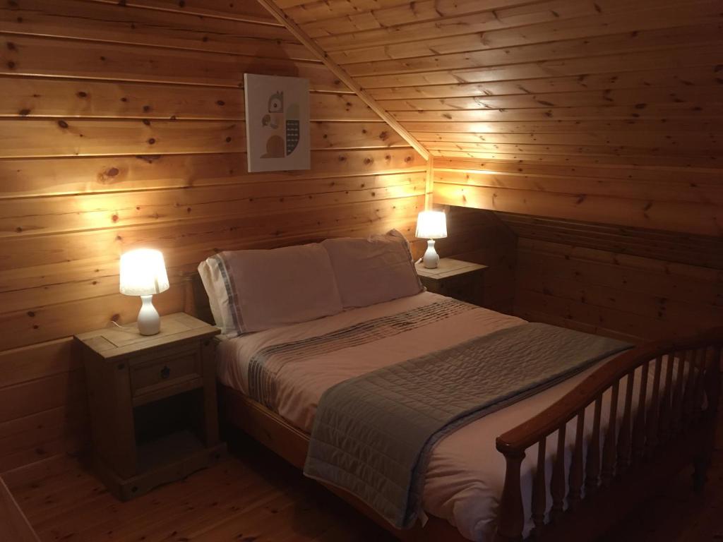 Postel nebo postele na pokoji v ubytování Bernard’s Logcabins