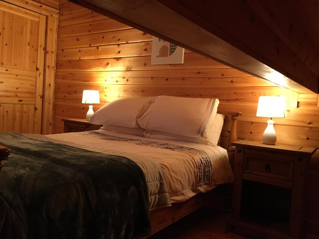 Postel nebo postele na pokoji v ubytování Bernard’s Logcabins