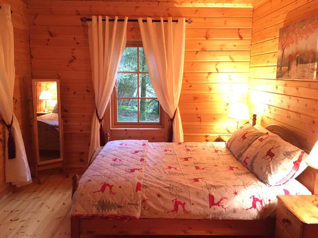 Postel nebo postele na pokoji v ubytování Bernard’s Logcabins