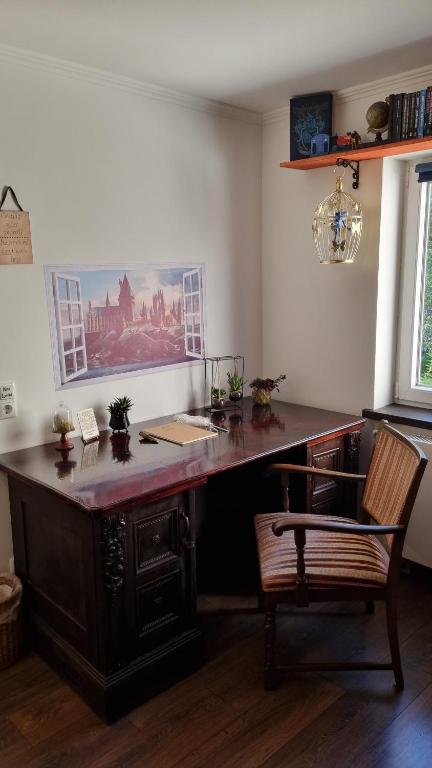 ein Büro mit einem großen Schreibtisch mit einem Stuhl in der Unterkunft Magisches Schlafzimmer in Hamburg