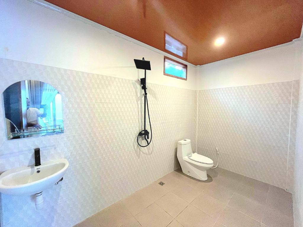 Et badeværelse på NeNa Eat & Sleep Kuta