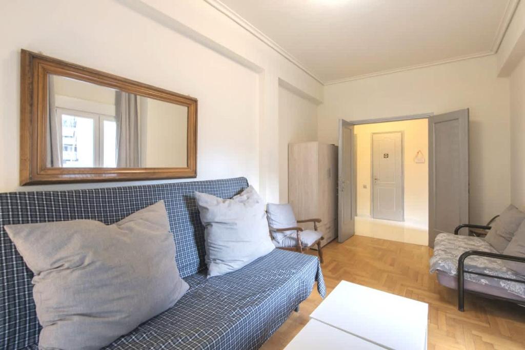 Spacious and bright apt in Eksarchia
