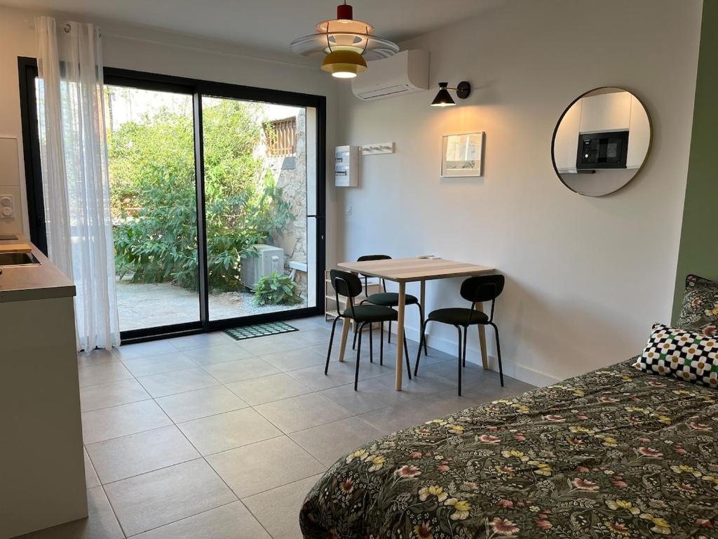 une chambre avec un lit, une table et des chaises dans l'établissement Studio - terrace Quiet & Cozy, à Montpellier